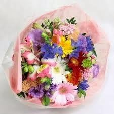 Amazon デルフィニウムとガーベラ季節の花束 花束 オンライン通販