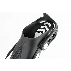 Schnorchelmasken 31veRaXt3cL. SS300 Kurze Flossen eignen sich perfekt zum Schnorcheln im Meer und zum Schwimmen im Schwimmbad; sie sind flexibel und stark, so dass aus jedem Flossenschlag das Beste herausgeholt werden kann.
Offenes und ergonomisch gestaltetes Fußteil aus weichem Gummi, das die Fußzehen gut aufnimmt. Der Riemen lässt sich in 6 Positionen verstellen und hat eine verstärkter Ferse, so dass die Flosse fest am Fuß sitzt und man beim Vorschub nicht das Gefühl hat, den Schub zu verlieren.
Die Kurzschaufel der Schwimmflossen Seac Vela OH ist mit Rillen versehen, die den Wasserabfluss verbessern, sowie mit Sicherheits-Gummikanten gegen Stöße