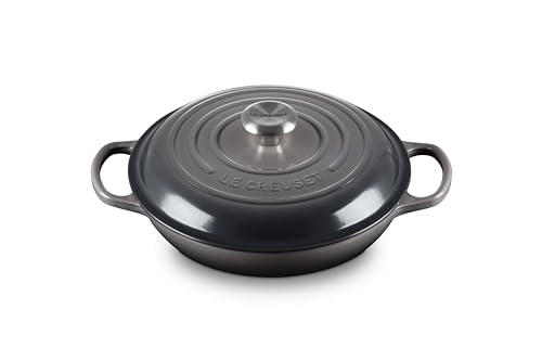 Le Creuset Signature Gusseisen Gourmet-Profitopf, Rund, Ø 26 cm, 2,2 l, Fuer alle Herdarten inkl. Induktion geeignet, 4,205 kg, Flint, 21180264442430