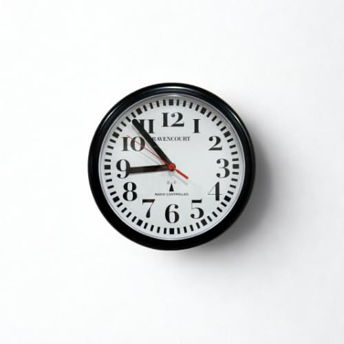 Ravencourt Radio Controlled Analogue Clock ¦ For Schools, Hospitals, Offices And Homes ¦ High Contrast Numbers ¦ Battery Powered ¦ Black Rim With White Face ¦ Small - 21cm face