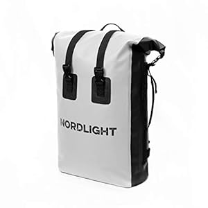 Nordlight Wasserdichter Rucksack Dry Bag 35l - Roll Top Rucksack mit gepolstertem Tragegurt, wasserdichte Tasche für Wassersport, Fahrrad Rucksack, Kurierrucksack, Trekking, Angeln 3 Schnorchelmasken ✅ ANWENDUNG: Ideal für die Stadt oder die Natur: Der wasserdichte Dry Bag Rucsack mit 35L Fassungsvermögen ist ein echter Allrounder und schützt Ihre Gegenstände zuverlässig vor Feuchtigkeit.
✅ 100% WASSERDICHT: Hier bleibt alles trocken! Für garantierten Schutz vor Wasser, Sand und Schmutz, roll den Verschluss 3-4 Mal ein und schnalle die Clips zusammen. Für noch mehr Tragekomfort, verstellen Sie die Schultergurte und verwenden Sie den Brustverschluss.
✅ ROBUST & LANGLEBIG: Hochwertiges 520D TARPAULIN PVC und Nylon machen diesen Drybag nicht nur wasserdicht, sondern auch extrem robust. Dieser Rucksack ist universell einsetzbar und hält so ziemlich alles aus - wir haben ihn ausgiebig getestet und sind von seiner Qualität mehr als überzeugt!