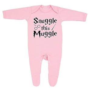 ‘Snuggle this Muggle’ Baby Boy Girl Sleepsuit Ontworpen en Gedrukt in het Verenigd Koninkrijk Met behulp van 100% fijn…
