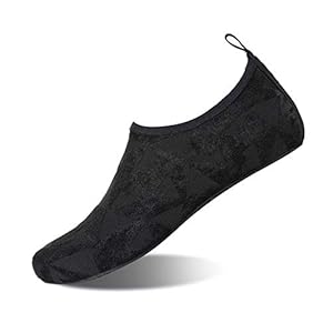 Schnorchelmasken 41%2BEpaH fdL. SS300 Obermaterial: Synthetik.Dieser Schuh bietet den optimalen Schutz vor scharfkantiken Objekten wie z.B Steine, Seeigel und Muscheln.
Innenmaterial: Wasserdicht, bequem, atmungsaktiv und elastisch. Leicht zu reinigen,Die Schuhe trockenen in der Sonne sehr schnell.
Sohle: Gummi. Dieser Schuh bietet den optimalen Schutz vor scharfkantiken Objekten wie z.B Steine, Seeigel und Muscheln.