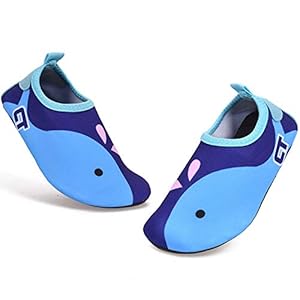 SITAILE Kinder Badeschuhe Wasserschuhe Aquaschuhe Barfußschuhe Schwimmschuhe Strandschuhe Schnell Trocknend Surfschuhe Pool Yoga für Jungen Mädchen Baby 24/25 EU, A Dunkelblau 3 Schnorchelmasken 41%2BLjScpn%2BL. SS300 Obermaterial: Neopren. Komfort und Bequemlichkeit Für den Outdoor-Sport.
Innenmaterial: Polyeste. Trocknen die Wasserschuhe sher schnell. Atmungsaktiv, dünn, wie eine Haut.
Sohle: Gummi. Weicher Entwurf der Sohle zum der Kratzer zu verhindern, deshalb kann es besser sein, die Füße der Kinder zu schützen.
Verschluss: Ohne Verschluss
Absatzhöhe: 0.5 cm
Absatzform: Flach
Materialzusammensetzung: Neopren. Weiche Sohlen, bequem und elastisch.
Schuhweite: Schmal
Wasserdicht