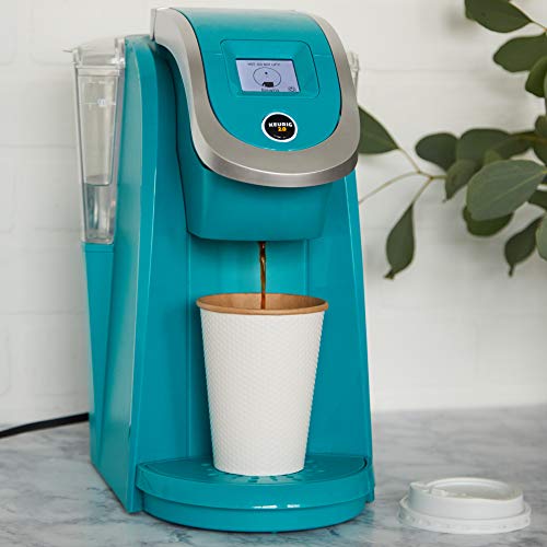 The cups come in a pack of 100 and feature a white on brown design that is both stylish and eco-friendly. These cups are made from biodegradable materials that break down naturally over time, making them a more sustainable option when compared to traditional paper cups. They are also food safe, ensuring that you can enjoy your coffee without any worries about harmful chemicals leaching into your drink.