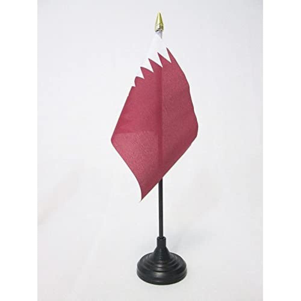 AZ FLAG - Qatar Table Flag 4'' x 6'' - Qatari Mini Desk Flag 100% Polyester 15 x 10 cm - Office Mini Banner with 10'' Pole - Golden Spear