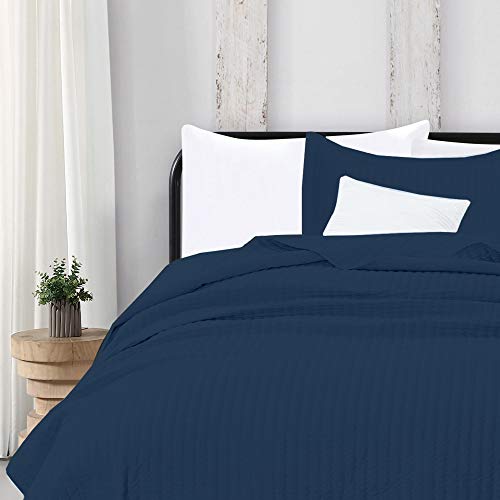2Piece Detailed Channel Stitch Quilt Set with Shams. Navy Twin Quilt