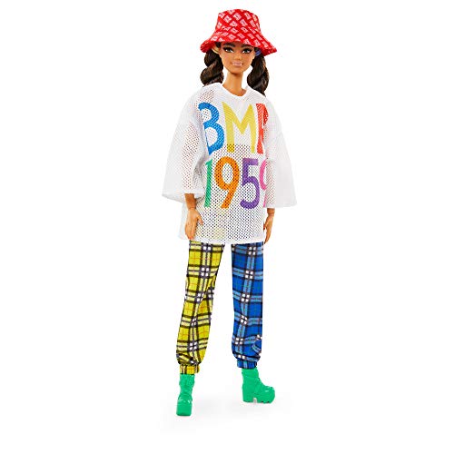 Barbie GNC48 - vollbewegliche Modepuppe (braune Haare, ca. 30 cm), mit Mesh-T-Shirt, Karierter Jogginghose und Bucket Hat, ab 6 Jahren
