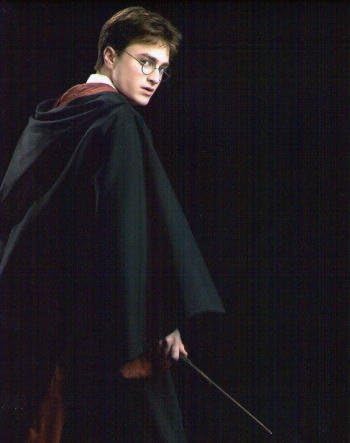 Amazon ブロマイド写真 ハリー ポッター ハリー ダニエル ラドクリフ 振り向く 背景黒 アイドル 芸能人グッズ 通販