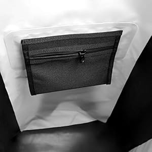 Nordlight Wasserdichter Rucksack Dry Bag 35l - Roll Top Rucksack mit gepolstertem Tragegurt, wasserdichte Tasche für Wassersport, Fahrrad Rucksack, Kurierrucksack, Trekking, Angeln 4 Schnorchelmasken 410CXE6XnoL. SS300 ✅ ANWENDUNG: Ideal für die Stadt oder die Natur: Der wasserdichte Dry Bag Rucsack mit 35L Fassungsvermögen ist ein echter Allrounder und schützt Ihre Gegenstände zuverlässig vor Feuchtigkeit.
✅ 100% WASSERDICHT: Hier bleibt alles trocken! Für garantierten Schutz vor Wasser, Sand und Schmutz, roll den Verschluss 3-4 Mal ein und schnalle die Clips zusammen. Für noch mehr Tragekomfort, verstellen Sie die Schultergurte und verwenden Sie den Brustverschluss.
✅ ROBUST & LANGLEBIG: Hochwertiges 520D TARPAULIN PVC und Nylon machen diesen Drybag nicht nur wasserdicht, sondern auch extrem robust. Dieser Rucksack ist universell einsetzbar und hält so ziemlich alles aus - wir haben ihn ausgiebig getestet und sind von seiner Qualität mehr als überzeugt!