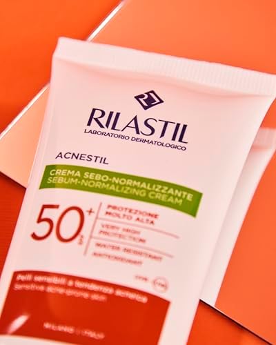 Acnestil Sebum-Normalisierende Creme, Beruhigende und Mattierende Wirkung, Sonnenschutz, Für Empfindliche, Zu Akne Neigende Haut SPF 50+, 40 ml Packung