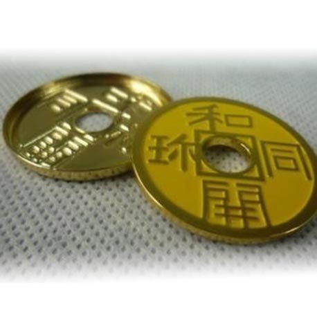 Tour de magie Chinese Coin + Yellow Shell (½ Dollar Diameter)