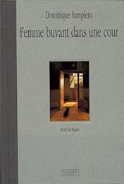 Femme buvant dans une cour