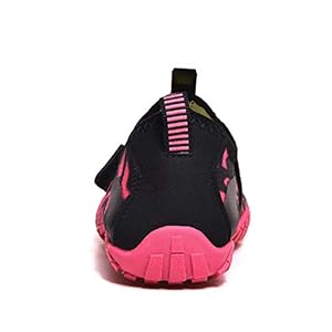 BAOLESEM Barfussschuhe Kinder Badeschuhe Jungen Mädchen Barfußschuhe Aquaschuhe Wasserschuhe Schnell Trocknend Strandschuhe Sport rutschfest 4 Schnorchelmasken 412hAAHU7CL. SS300 Obermaterial: Elastisches Mesh + 3D-Offsetdruck. Schnelltrockende und atmungsaktiv, nicht stickig.
Innenmaterial: Mesh + Wabenloch EVA - Elastisch, abnehmbar, atmungsaktiv, schnelltrocknend und weich.
Sohle: Gummi. Die Schuhe Sohle besteht aus hochwertigem Gummi Material, das rutschfest, verschleißfest und weich. Schützt die Füße vor Seeigel im Meer.
Verschluss: Schnellverschluss
Absatzhöhe: 1 cm
Absatzform: Flach
Materialzusammensetzung: Hochwertigem Waterproof+Strapazierfähige Gummi Anti-Rutsch-Sohle.
Schuhweite: Schmal