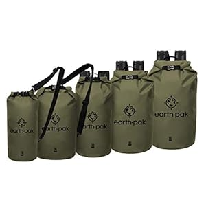 Earth Pak – Wasserdichter Packsack mit Schultergurt und wasserfester Handyhülle – Ideale Rolltop Tasche beim Kajak Fahren, Wandern, Camping, Angeln, Bootfahren und Rafting (Waldgrün, 20L) 14 Schnorchelmasken 412kljmCowL. SS300 ZUVERLÄSSIGER UND WASSERDICHTER SCHUTZ: Wir von Earth Pak sind der festen Überzeugung, dass unsere wasserdichten Dry Bags die Besten sind, die Sie erwerben können. Unser wasserdichter Trockensack ist für eine lange Lebensdauer ausgelegt und bietet selbst für die anspruchsvollsten Bedürfnisse einen wasserdichten Schutz, um Ihre Ausrüstung bei Ihrem nächsten Outdoor Survival Abenteuer optimal zu schützen!
PRAKTISCHER TRAGEGURT: Unsere 10L & 20L Waterproof Bags werden mit einem 60 - 105 cm langen Gurt geliefert. Unsere 30L, 40L & 55L Travel Bags sind mit Schultergurten im Rucksackformat ausgestattet, die dank dem Brustgurt für zusätzliche Stabilität sorgen. Unser neuer 55L wasserfester Drybag ist außerdem mit einem strapazierfähigen Hüftgurt ausgestattet, der zusätzlichen Druck abbaut und dabei hilft, Ihre Traglast zu stützen!
IPX8 WASSERDICHTE HANDYHÜLLE: Zusätzlich erhalten Sie unsere IPX8 zertifizierte und wasserdichte Unterwasser Handy Hülle für einen robusten Handyschutz, ideal für nasses oder unvorhersehbares Wetter. Die Handy Wasserschutzhülle verfügt über einen sehr einfachen Schnapp- und Verriegelungsverschluss mit beidseitig transparenten Sichtfenstern, die es Ihnen ermöglichen, bequem Fotos aufzunehmen. Geeignet für Smartphones bis zu einer Größe von 6,5 Zoll.