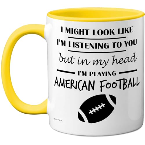 Stuff4 American Football Gifts Tasse mit Aufschrift In My Head, lustiges Geschenk fuer American Football-Liebhaber, Maenner und Frauen, 325 ml, Premium-Keramik, spuelmaschinenfest, gelber Griff