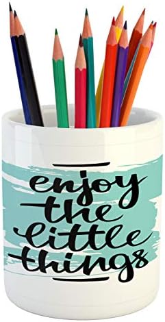 Ambesonne Enjoy The Little Things 鉛筆ペンホルダー 淡い色の背景に筆記体が刻まれています デスクやオフィスのアクセサリー用プリントセラミックペンホルダー ペールブルーとブラック