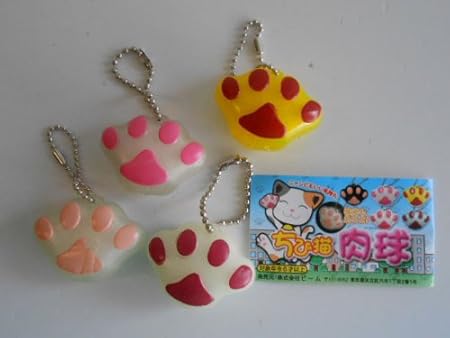 Amazon ちび猫肉球キーホルダー 4種 プニプニ 夜光 猫 イエロー全4種 1 夜光 肉球茶 2 夜光 肉球ピンク 3 夜光 4 カプセル玩具 おもちゃ