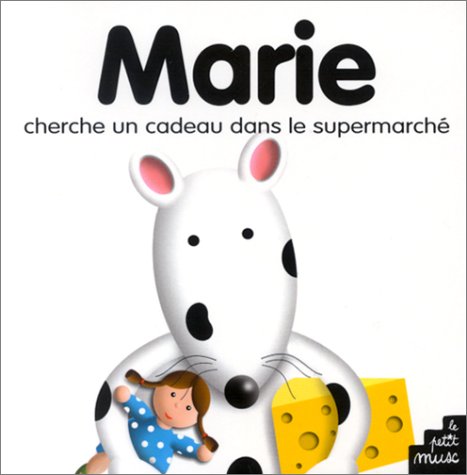Marie cherche un cadeau dans le supermarché
