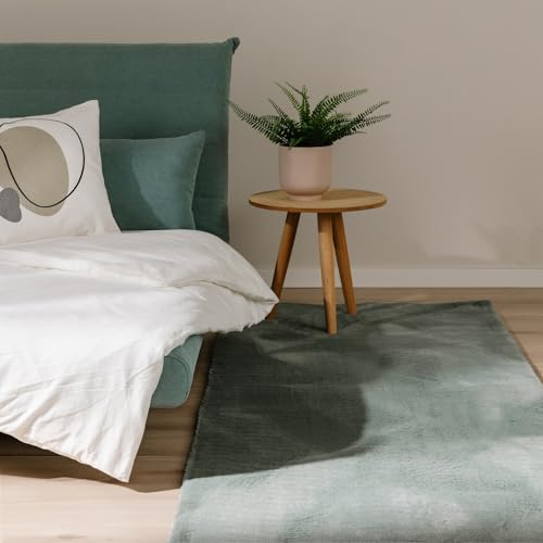 benuta Basic Kunstfaser Fellteppich Furry - Grün 80x300 cm - Weicher Wohnzimmerteppich - Anti-Rutsch-Rückseite - Waschbar - Für Fußbodenheizung geeign