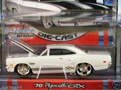 Maisto Pro Rodz White 1970 Plymouth GTX with Stripes 1:64 Scale Die Cast Car