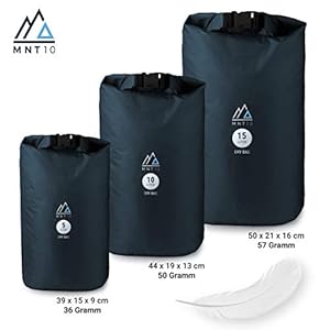 Schnorchelmasken 414k1YazoYL. SS300 𝐖𝐀𝐒𝐒𝐄𝐑𝐅𝐄𝐒𝐓𝐄𝐑 𝐑𝐈𝐏𝐒𝐓𝐎𝐏 𝐍𝐘𝐋𝐎𝐍 - Perfekt geeignet für den Transport von Kleidern, Schuhen, Deiner Kamera, Handy und Elektronik – der MNT10 DryBag schützt deine Sachen zuverlässig vor Regengüssen, Spritzwasser oder wenn sie bei der Bootstour mal kurz ins Wasser fallen! (ACHTUNG: NICHT zum Schwimmen/Tauchen geeignet).
𝐅Ü𝐑 𝐃𝐄𝐈𝐍𝐄 𝐑𝐄𝐈𝐒𝐄𝐍 𝐔𝐍𝐃 𝐎𝐔𝐓𝐃𝐎𝐎𝐑 𝐀𝐁𝐄𝐍𝐓𝐄𝐔𝐄𝐑 - Ein wasserdichter Beutel muss ganz schön viel aushalten. Mit unserem leichten MNT10 Drybag kannst Du das Unterwegssein unbeschwert genießen. Ob Camping, Bootstour, Weltreise oder Fahrrad-Trip – der wasserdichte Pack Sack macht einfach alles mit.
𝐏𝐋𝐀𝐓𝐙 𝐒𝐏𝐀𝐑𝐄𝐍 𝐃𝐀𝐍𝐊 𝐊𝐎𝐌𝐏𝐑𝐄𝐒𝐒𝐈𝐎𝐍 - Die dünne, wasserfeste Tasche lässt sich zur Entlüftung zusammenpressen und schafft so wertvollen Raum in Rucksack, Koffer oder Reisetasche. Wähle zwischen 5, 10 oder 15 Liter Volumen, um immer genug Platz in deinem wasserdichten Seesack zu haben.