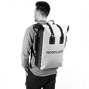 Nordlight Wasserdichter Rucksack Dry Bag 35l - Roll Top Rucksack mit gepolstertem Tragegurt, wasserdichte Tasche für Wassersport, Fahrrad Rucksack, Kurierrucksack, Trekking, Angeln 6 Schnorchelmasken ✅ ANWENDUNG: Ideal für die Stadt oder die Natur: Der wasserdichte Dry Bag Rucsack mit 35L Fassungsvermögen ist ein echter Allrounder und schützt Ihre Gegenstände zuverlässig vor Feuchtigkeit.
✅ 100% WASSERDICHT: Hier bleibt alles trocken! Für garantierten Schutz vor Wasser, Sand und Schmutz, roll den Verschluss 3-4 Mal ein und schnalle die Clips zusammen. Für noch mehr Tragekomfort, verstellen Sie die Schultergurte und verwenden Sie den Brustverschluss.
✅ ROBUST & LANGLEBIG: Hochwertiges 520D TARPAULIN PVC und Nylon machen diesen Drybag nicht nur wasserdicht, sondern auch extrem robust. Dieser Rucksack ist universell einsetzbar und hält so ziemlich alles aus - wir haben ihn ausgiebig getestet und sind von seiner Qualität mehr als überzeugt!
