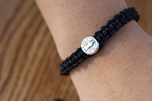 Handmade black Saint Benedict bracelet. Pulsera de San Benito negra