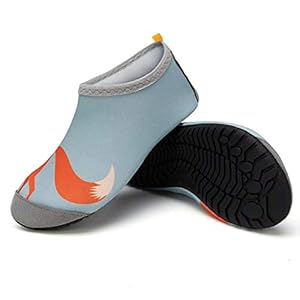 Schnorchelmasken 415z yTmtfL. SS300 Obermaterial: Polyester + Elasthan. Das Antikollision Zehenkappe Design reduziert Verletzungen durch Kollisionen. Besserer Schutz für Kinder füße.
Innenmaterial: Das Kinder Badeschuhe aus hochelastischem Stoff mit guter Atmungsaktivität und schneller Trocknung und hohem Tragekomfort ohne Verformungen.
Sohle: Gummi. Die weiche Gummisohle ist verschleißfest und rutschfest und schützt die Füße vor Verletzungen durch scharfe Gegenstände.
