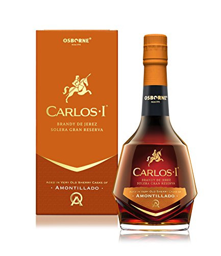 CARLOS I Brandy Amontillado aus Jerez Solera Gran Reserva. Hergestellt aus Trauben und gereift in 100-jährigen Solera-Fässern von La Honda Amontillado. Alkoholgehalt: 40,3 %. Flasche: 70 cl.