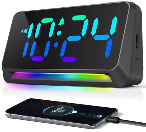 Despertador digital con números grandes, despertador digital con pantalla RGB, reloj digital extra con brillo ajustable, alarma fuerte, despertador enchufable con luz nocturna, puerto de carga