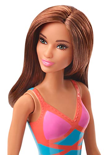 Barbie GHW40 - Beach Puppe (brünett), mit Badeanzug in Blau, Pink und Orange, Spielzeug für Kinder von 3 bis 7 Jahren – Bild 3