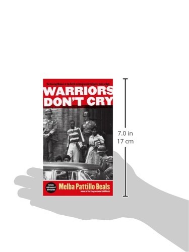 Amazon Com Warriors Don T Cry A Searing Memoir Of The Battle To Integrate Little Rock S Central High 8601406675551 Melba Pattillo Beals Books