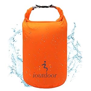 Schnorchelmasken 417Fjf2%2BnkL. SS300 🍀【100 % wasserdicht, Halten Sie Ihre Artikel trocken sauber】Unsere wasserdichte Tasche kann Ihre wertvollen Gegenstände von Regen, Schnee, Schmutz, Staub oder Sand zu halten. Es ist aus Fabrik verklebte Nähte, 210T Polyester Taftgewebe, hydrostatischeDruck wasserdicht Index bis zu 5000, können Ihre Artikel in trocken und sauber zu halten.
🍀【Durable und Lightweight】Unser Trockensack besteht aus 210T Polyester-Taftgewebe und nahtlosem Schweißen, fest und zäh. Es kommt mit Roll-Top-Verschluss mit Schnellspannschnalle, die in drei Sekunden versiegeln. Es kann gerollt oder gefaltet werden, um Platz zu sparen. Seine glatte Oberfläche macht es leicht zu reinigen. Nur ca. 0.22lbs für jede Tasche.
🍀【Strong Buckle for Carrying】Unsere Trockentasche hat eine professionelle Schnellspannschnalle, die den 100.000-fachen Gebrauch tragen kann, was fest, solide und sicherer ist.
