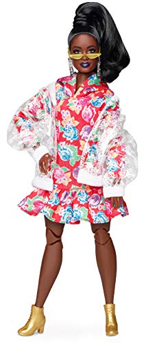Barbie GHT94 BMR 1959 Streetwear Signature bewegliche Puppe brünett, mit transparenter Bomberjacke und Kapuzenkleid, inkl. Accessoires und Puppenständer