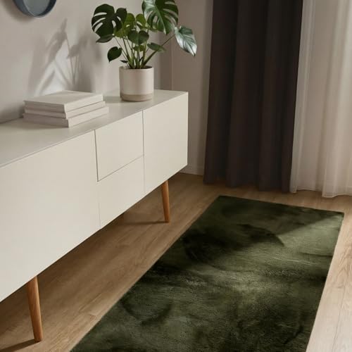 benuta Basic Kunstfaser Fellteppich Furry - Olivgrün 70x200 cm - Weicher Wohnzimmerteppich - Anti-Rutsch-Rückseite - Waschbar - Für Fußbodenheizung ge