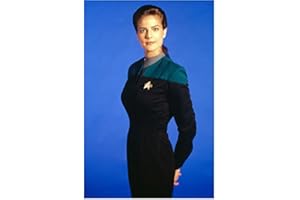 Terry Farrell 8 Inch x 10 Inch photograph Star Trek: Deep Space Nine Becker Hellraiser III: Hell on Earth in Uniform w/Blue Background kn