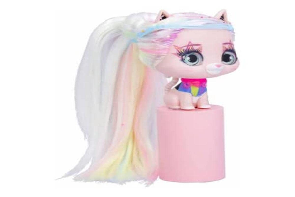 VIP Pets Cats Selena Collectible Kittens that Shine in the Dark with Long Combs and 15 Accessories for Boys and Girls +3 Years