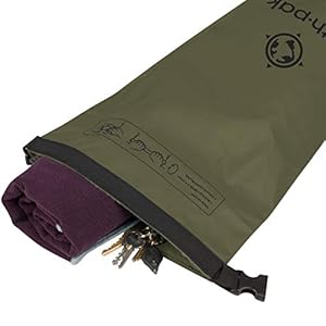 Earth Pak – Wasserdichter Packsack mit Schultergurt und wasserfester Handyhülle – Ideale Rolltop Tasche beim Kajak Fahren, Wandern, Camping, Angeln, Bootfahren und Rafting (Waldgrün, 20L) 15 Schnorchelmasken ZUVERLÄSSIGER UND WASSERDICHTER SCHUTZ: Wir von Earth Pak sind der festen Überzeugung, dass unsere wasserdichten Dry Bags die Besten sind, die Sie erwerben können. Unser wasserdichter Trockensack ist für eine lange Lebensdauer ausgelegt und bietet selbst für die anspruchsvollsten Bedürfnisse einen wasserdichten Schutz, um Ihre Ausrüstung bei Ihrem nächsten Outdoor Survival Abenteuer optimal zu schützen!
PRAKTISCHER TRAGEGURT: Unsere 10L & 20L Waterproof Bags werden mit einem 60 - 105 cm langen Gurt geliefert. Unsere 30L, 40L & 55L Travel Bags sind mit Schultergurten im Rucksackformat ausgestattet, die dank dem Brustgurt für zusätzliche Stabilität sorgen. Unser neuer 55L wasserfester Drybag ist außerdem mit einem strapazierfähigen Hüftgurt ausgestattet, der zusätzlichen Druck abbaut und dabei hilft, Ihre Traglast zu stützen!
IPX8 WASSERDICHTE HANDYHÜLLE: Zusätzlich erhalten Sie unsere IPX8 zertifizierte und wasserdichte Unterwasser Handy Hülle für einen robusten Handyschutz, ideal für nasses oder unvorhersehbares Wetter. Die Handy Wasserschutzhülle verfügt über einen sehr einfachen Schnapp- und Verriegelungsverschluss mit beidseitig transparenten Sichtfenstern, die es Ihnen ermöglichen, bequem Fotos aufzunehmen. Geeignet für Smartphones bis zu einer Größe von 6,5 Zoll.