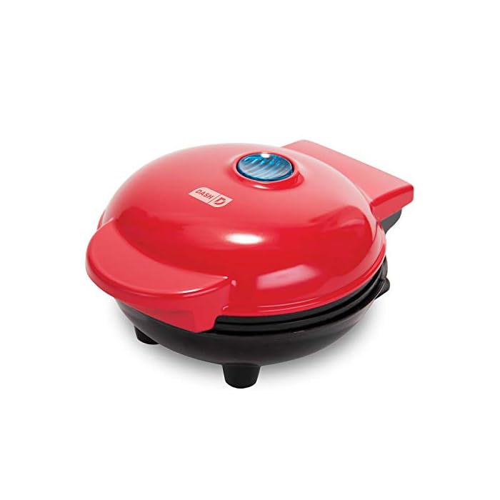 sur la table mini waffle maker