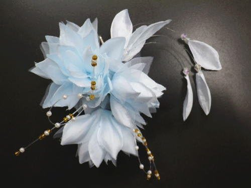 Amazon 振袖 浴衣に髪飾り コサージュ 薄水色ビーズ花びら 和装小物 通販