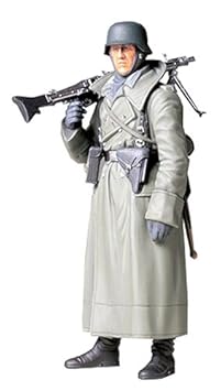 TAMIYA 300036306 - 1:16 WWII Figur Deutsche Soldat mit Mantel und MG