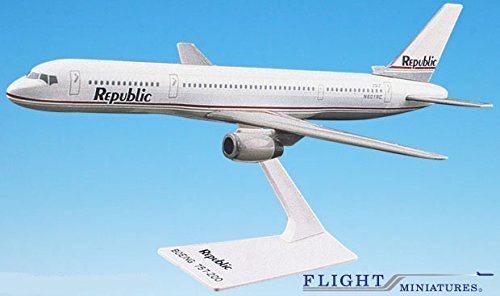 Flight Miniatures Republic Gray Scheme 757-200 1:200 Scale - Plastic Snap-Fit Model Airplane - Collectible Replica of Republic Airlines Aircraft - Part# ABO-75720H-023