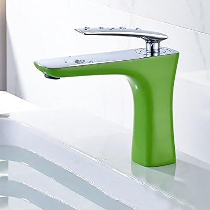 El fregadero caliente y frío de cobre moderno de la cocina golpea