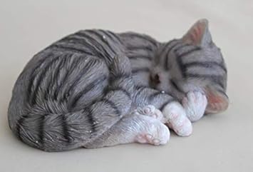 Vamundo Chat Endormi Raye Gris Figurine Decorative Resistante Aux Intemperies Amazon Fr Cuisine Maison