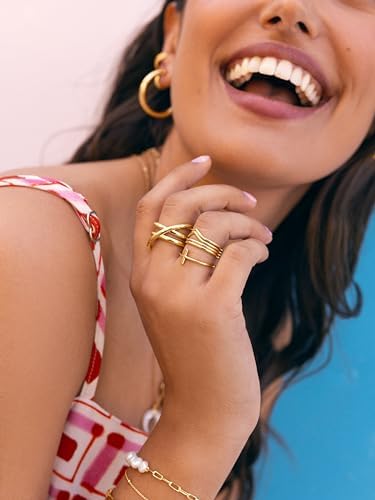 - Anillo Trinity. Latón Macizo con Acabado Baño en Oro de 18 Kt. Joyas para Mujer. Talla 16