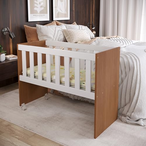 Mini Berço Infantil Nina 2 em 1 Chiqueirinho com Rodízios e Colchão Incluso Portátil Moderno Confortável Seguro Recém-Nascido Bebê Menina Menino Suporte Mosqueteiro (Branco/Freijó)