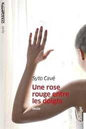 Une  rose rouge entre les doigts