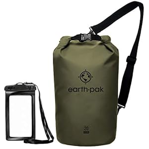 Earth Pak – Wasserdichter Packsack mit Schultergurt und wasserfester Handyhülle – Ideale Rolltop Tasche beim Kajak Fahren, Wandern, Camping, Angeln, Bootfahren und Rafting (Waldgrün, 20L) 13 Schnorchelmasken 41CLArka1tL. SS300 ZUVERLÄSSIGER UND WASSERDICHTER SCHUTZ: Wir von Earth Pak sind der festen Überzeugung, dass unsere wasserdichten Dry Bags die Besten sind, die Sie erwerben können. Unser wasserdichter Trockensack ist für eine lange Lebensdauer ausgelegt und bietet selbst für die anspruchsvollsten Bedürfnisse einen wasserdichten Schutz, um Ihre Ausrüstung bei Ihrem nächsten Outdoor Survival Abenteuer optimal zu schützen!
PRAKTISCHER TRAGEGURT: Unsere 10L & 20L Waterproof Bags werden mit einem 60 - 105 cm langen Gurt geliefert. Unsere 30L, 40L & 55L Travel Bags sind mit Schultergurten im Rucksackformat ausgestattet, die dank dem Brustgurt für zusätzliche Stabilität sorgen. Unser neuer 55L wasserfester Drybag ist außerdem mit einem strapazierfähigen Hüftgurt ausgestattet, der zusätzlichen Druck abbaut und dabei hilft, Ihre Traglast zu stützen!
IPX8 WASSERDICHTE HANDYHÜLLE: Zusätzlich erhalten Sie unsere IPX8 zertifizierte und wasserdichte Unterwasser Handy Hülle für einen robusten Handyschutz, ideal für nasses oder unvorhersehbares Wetter. Die Handy Wasserschutzhülle verfügt über einen sehr einfachen Schnapp- und Verriegelungsverschluss mit beidseitig transparenten Sichtfenstern, die es Ihnen ermöglichen, bequem Fotos aufzunehmen. Geeignet für Smartphones bis zu einer Größe von 6,5 Zoll.