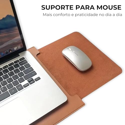 Capa PREMIUM em Couro para Macbook Pro e Air 13" a 14" Polegadas (2016-2025) com Suporte Ergonômico e Mousepad Integrado, Compatível com Notebook (Marrom)